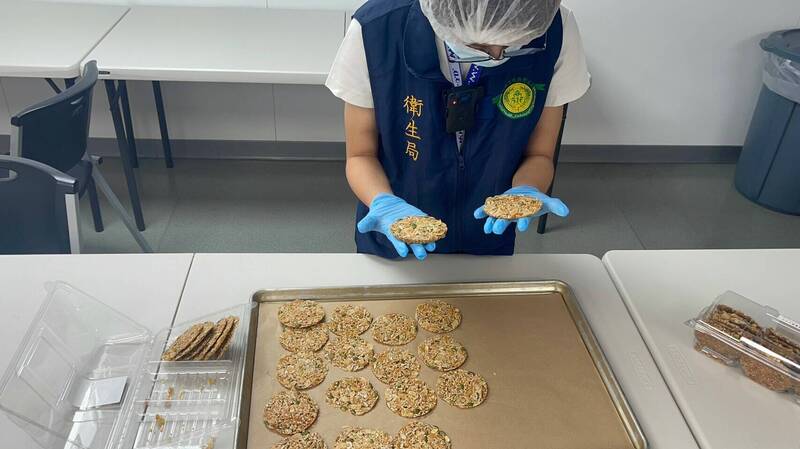 有網友反應，日前在高雄中華好市多買了堅果脆餅，吃完讓他感到噁心嘔吐，疑似已發霉。 圖：高雄市衛生局／提供