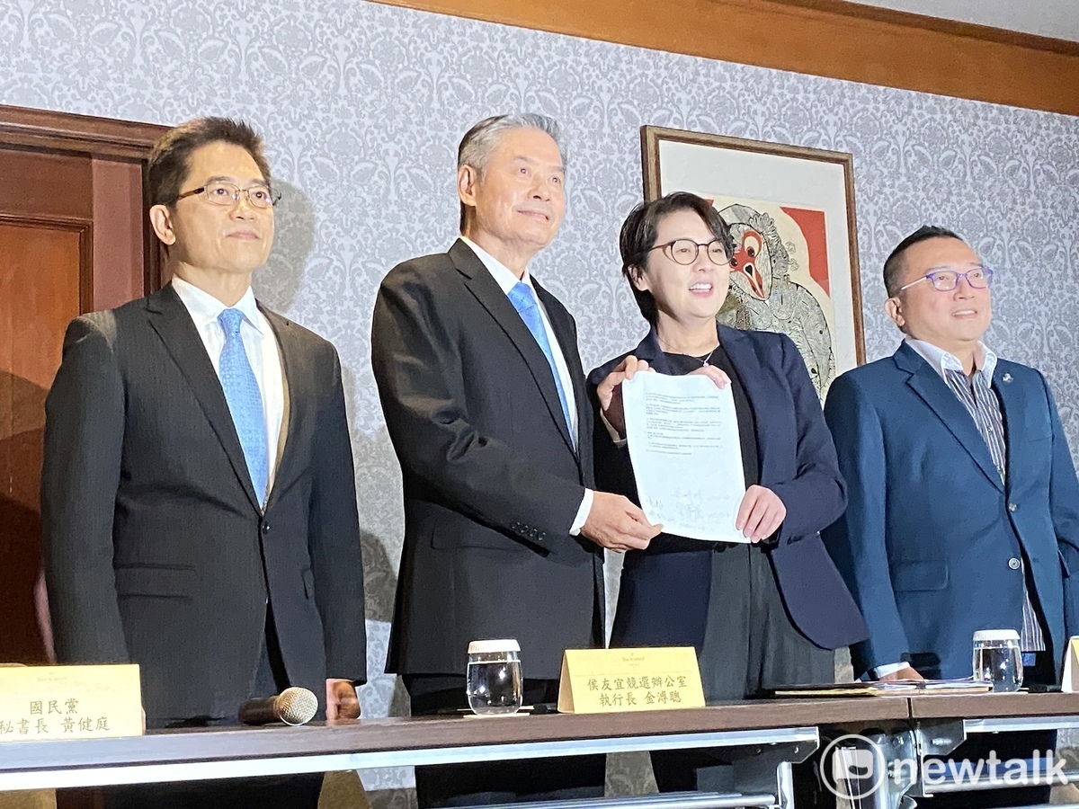 藍白合的談判代表，金溥聰(左二)與黃珊珊(右二)。 圖 : 林昀真/攝