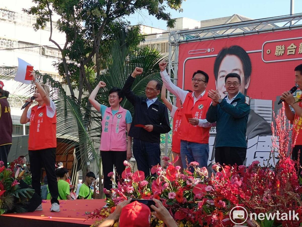 游錫堃及卓榮泰陪同莊競程為競總成立大會開場。  唐復年/攝