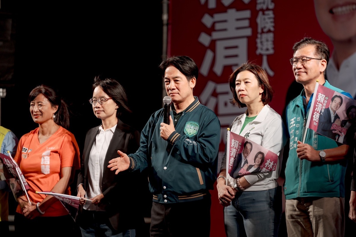 賴清德與蔡培慧、吳音寧及林靜儀合體，營造女力團結氣氛。  賴清德競辦/提供