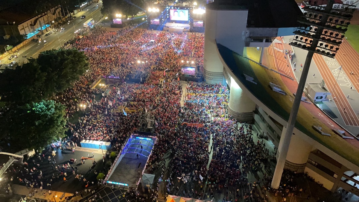 國民黨總統參選人侯友宜暨立委新北市競選總部今(14)日正式成立，湧入超過5萬名支持群眾，展現大團結氣勢。 圖：侯友宜競選辦公室提供