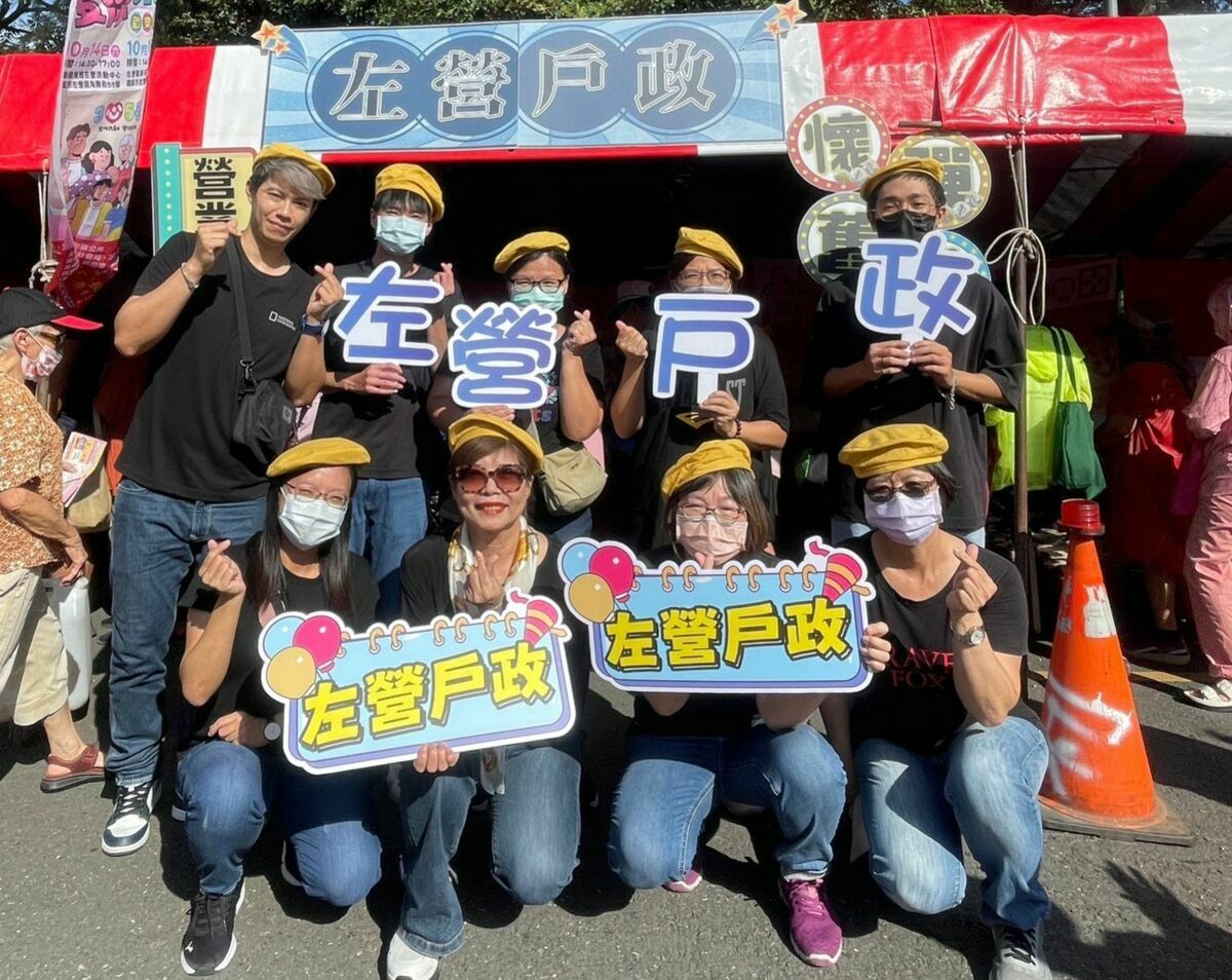 左營戶所設計童趣遊戲邀請長輩前歡度重陽節。 圖：高雄市民政局/提供