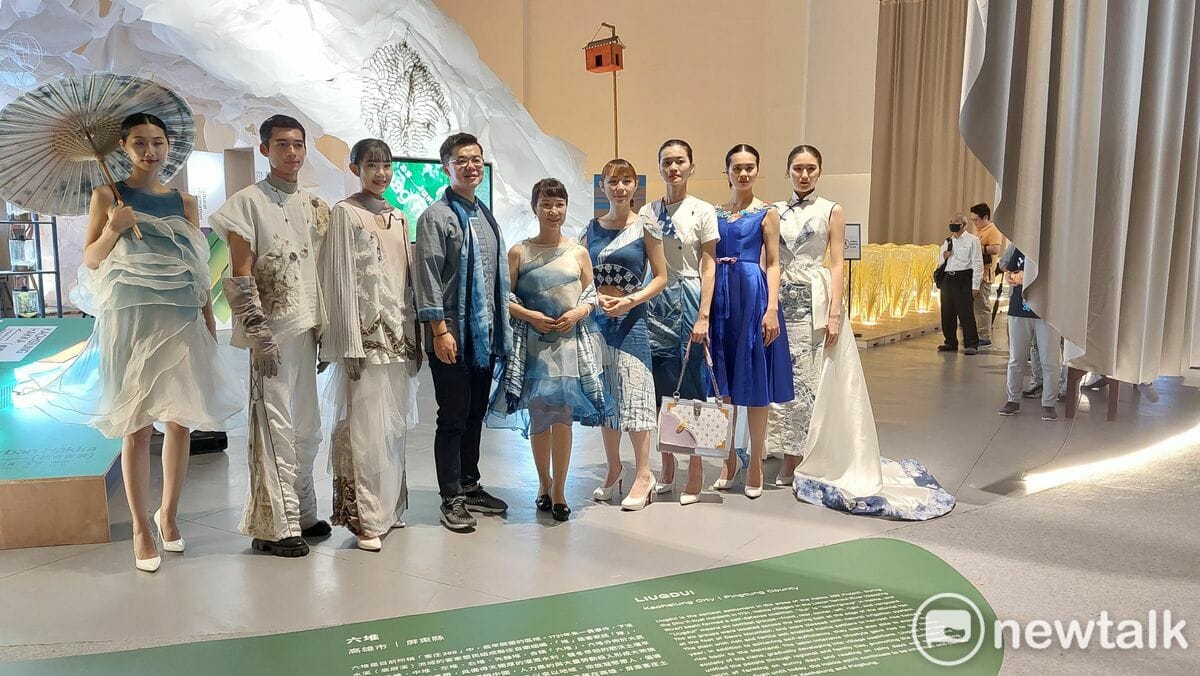 世客博高雄展區辦理「藍衫Show」活動，專業模特兒著客家藍衫走秀，展現客家傳統藍衫新創意。 圖：林昀真/攝