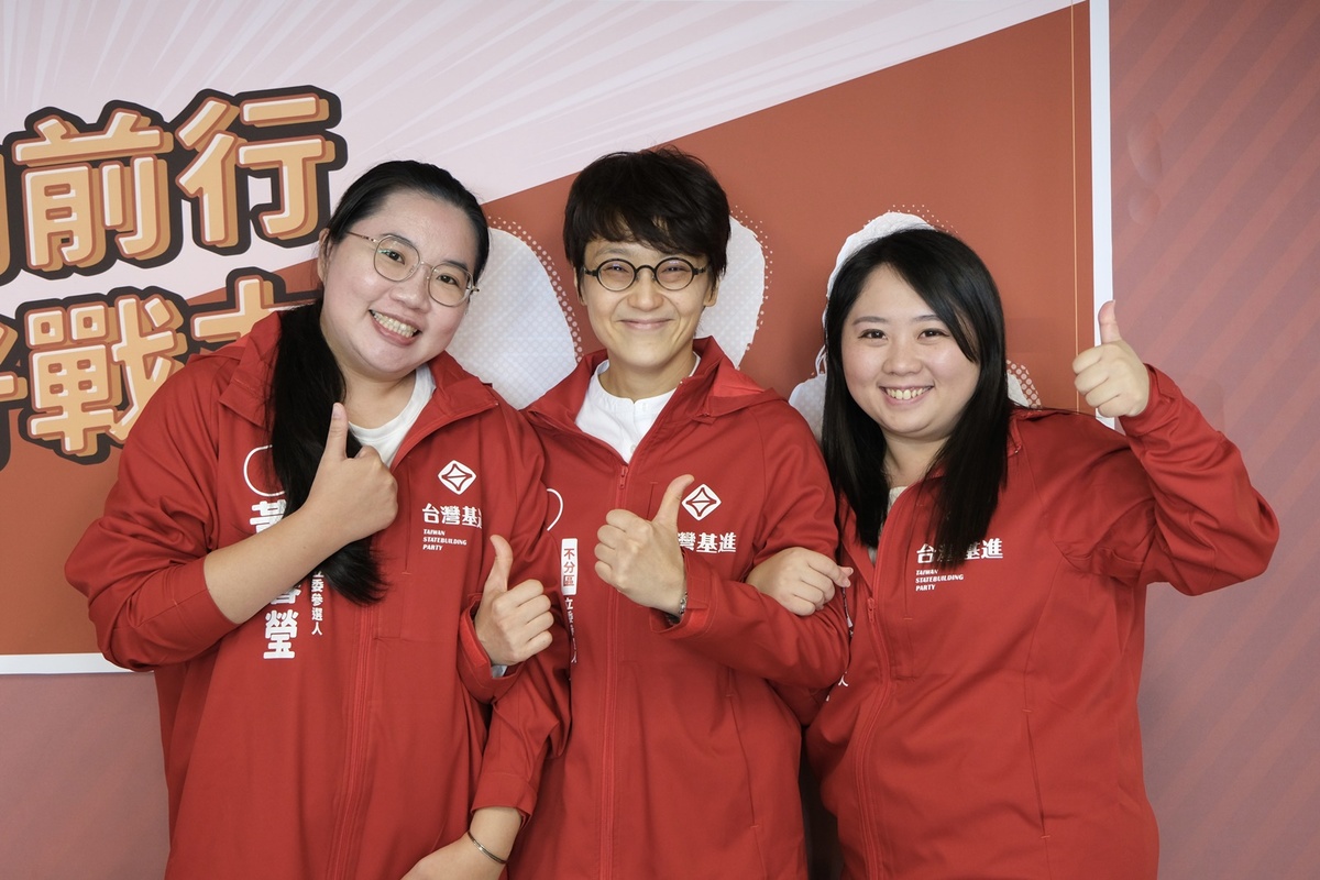 台灣基進提名三名女力不分區立委名單：中央大學法文系助理教授史惟筑（中）、稼馨律師事務所主持律師黃馨瑩（左），以及台灣基進發言人楊佩樺（右） 圖：台灣基進提供