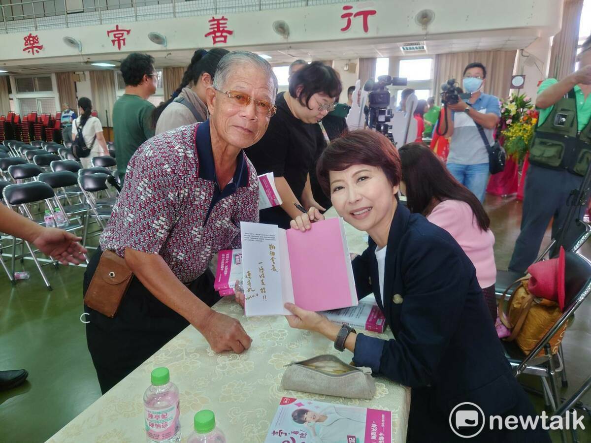 立委陳亭妃今日在大港國小禮堂舉辦「亭‧看聽！妃常女力養成記～陳年的台南女兒紅」台南首場新書發表會暨簽書會。 圖：黃博郎／攝