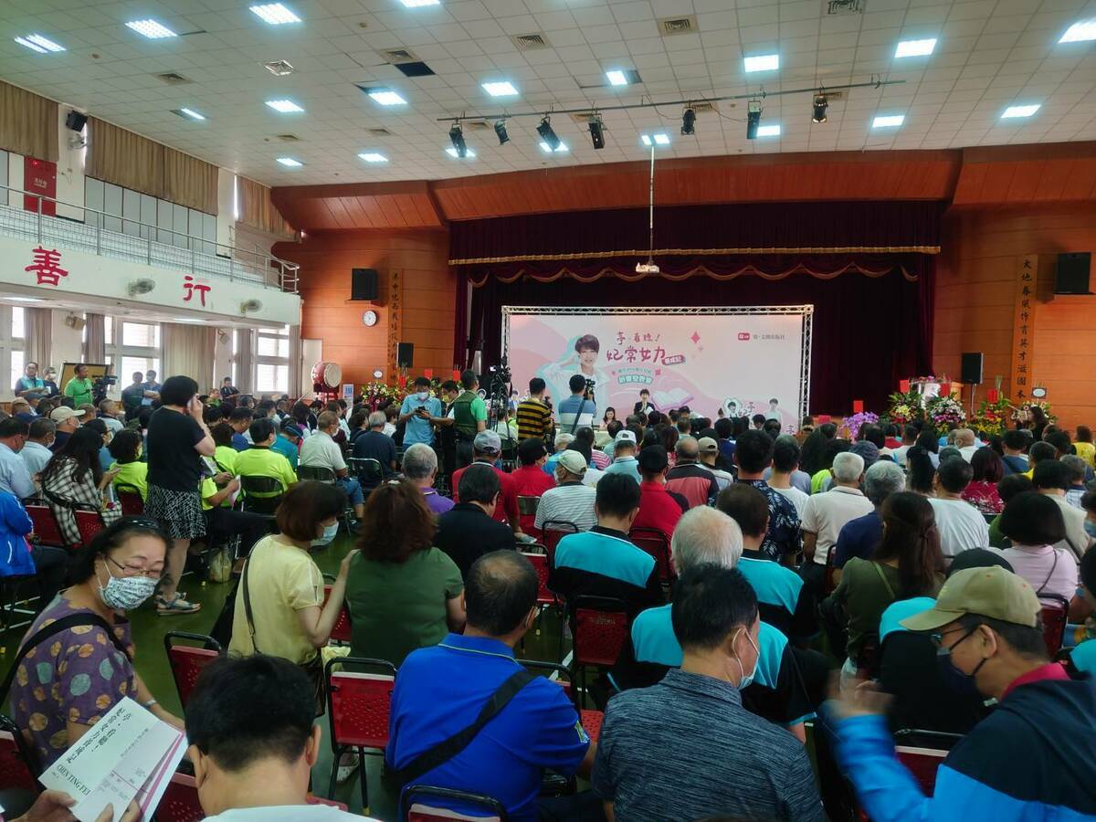 立委陳亭妃今日在大港國小禮堂舉辦「亭‧看聽！妃常女力養成記～陳年的台南女兒紅」台南首場新書發表會暨簽書會。 圖：黃博郎／攝