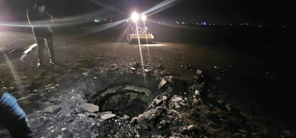 敘利亞阿勒坡(Aleppo)國際機場跑道遭以色列砲火轟出大洞。 圖:翻攝自@syasitweets X