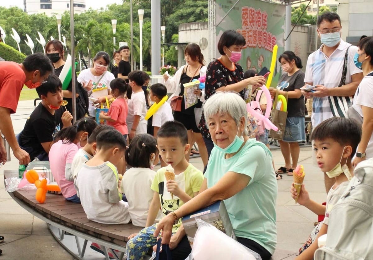 高雄市政府毒品防制局今（15）日在鳳山大東藝術文化中心舉辦「愛與陪伴親子童玩闖關同樂會」。 圖:高雄市政府毒品防制局提供