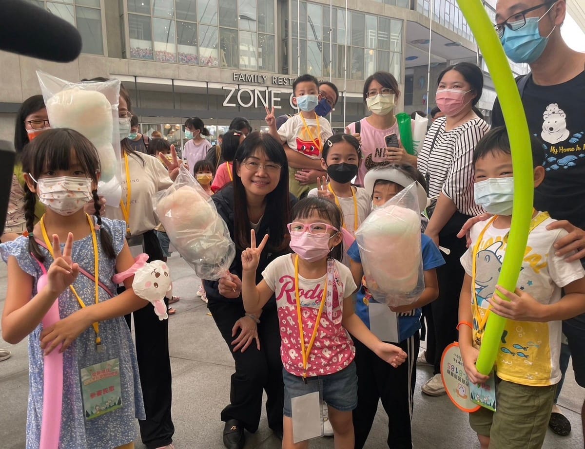 毒品防制局結合毒品防制知識舉辦活動、寓教於樂，小朋友闖關成功後更可獲得括沙畫和棉花糖等精美小禮。 圖:高雄市政府毒品防制局提供