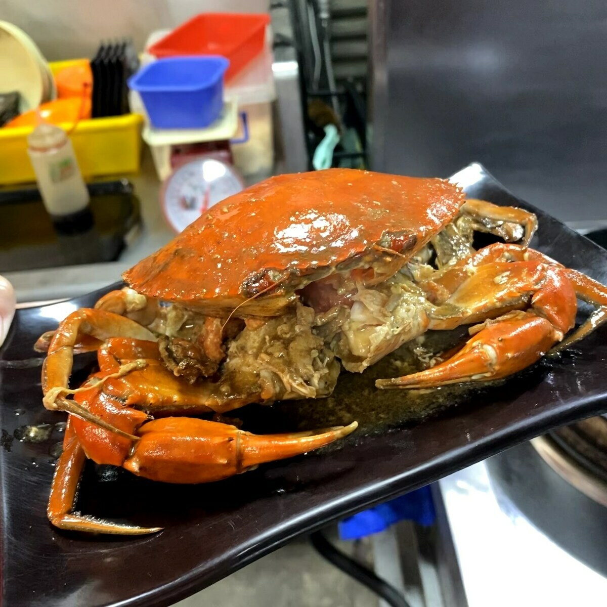 店內的特殊「功夫菜」還有麻香螃蟹、鹽酥鴨等，也讓顧客有更多不一樣的美食體驗，在品嘗「無酒薑母鴨」的同時，也可以加碼「紅蟳」放進鍋裡，讓本來就味道相當特別的湯頭增添鮮味。 圖：黃博郎／攝