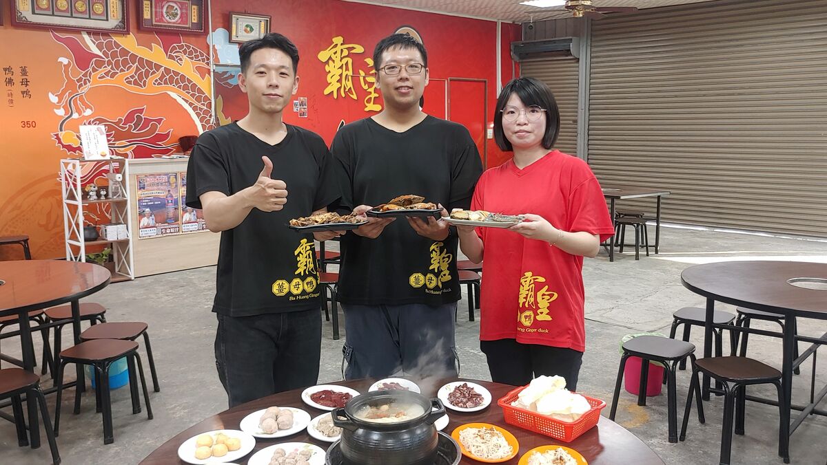 業者從開業至今一路秉持使使用新鮮鴨肉的初衷，絕不使用任何冷凍肉品，每天營業時間前全部現做，湯頭也是當天才會熬製，雖然準備起來曠日廢時，但不論湯頭還是鴨肉都能回甘。 圖：黃博郎／攝