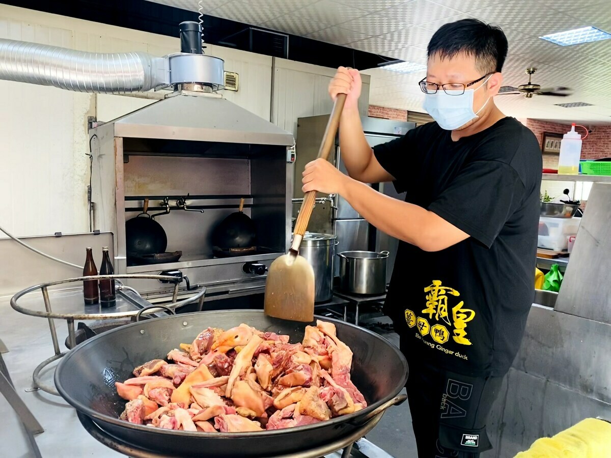 業者從開業至今一路秉持使使用新鮮鴨肉的初衷，絕不使用任何冷凍肉品，每天營業時間前全部現做，湯頭也是當天才會熬製，雖然準備起來曠日廢時，但不論湯頭還是鴨肉都能回甘。 圖：黃博郎／攝