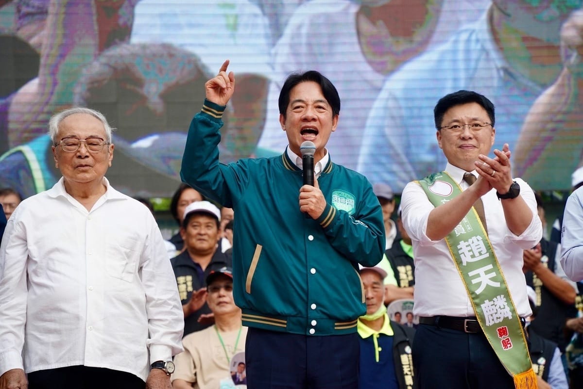 賴清德（中）籲選民守護「護國立委」趙天麟（右）。（資料照片） 圖：趙天麟競總（資料照片）