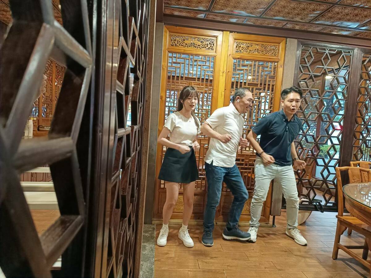 羅廷瑋找來年輕美眉與侯友宜一同跳舞拍短影片。 羅廷瑋/提供