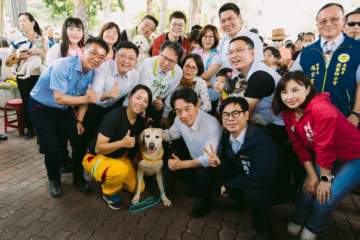賴清德(前排左二)、陳其邁(右二)參加「2023高雄毛孩嘉年華」。 圖：高雄市政府/提供