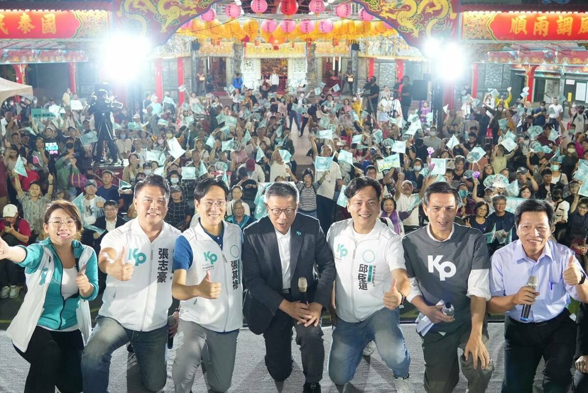 台灣民眾黨晚間在木柵忠順廟舉行廟口開講，開講嘉賓還有民眾黨立委張其祿(左3)、邱臣遠(右3)、民進黨前立委鄭寶清(右1)等人，現場聚集大約兩百名支持者。 圖：取自柯文哲臉書