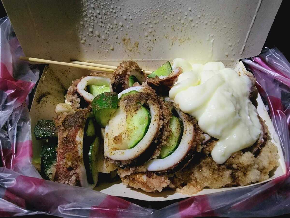 律師陳振瑋表示，不但與黃仁勳合照，並請他吃炸魷魚。 圖：翻攝自律師陳振瑋 臉書