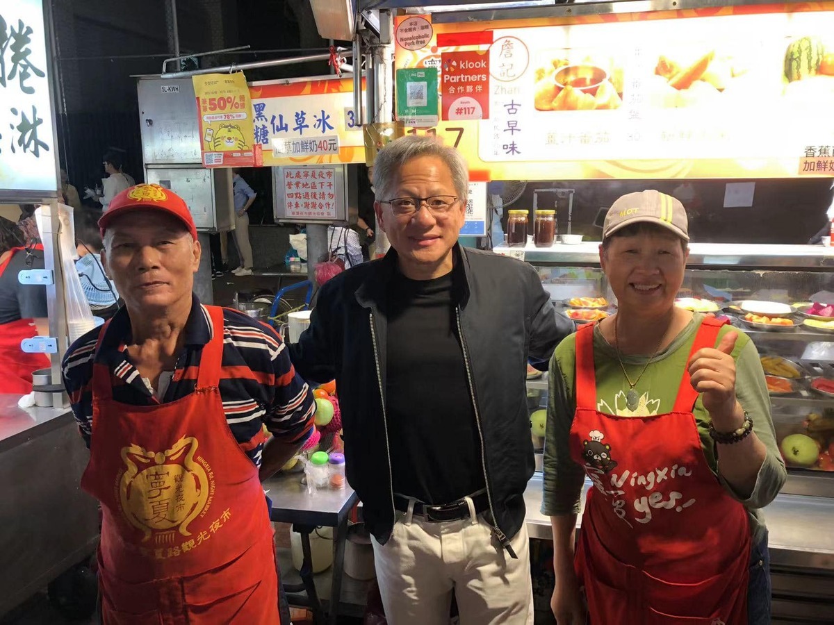 詹記水果店老闆的兒子在臉書上分享了父母親和黃仁勳的合照，表示黃仁勳對前來要求合照來者不拒，非常親民。 圖：翻攝自寧夏夜市 詹記水果 臉書專頁