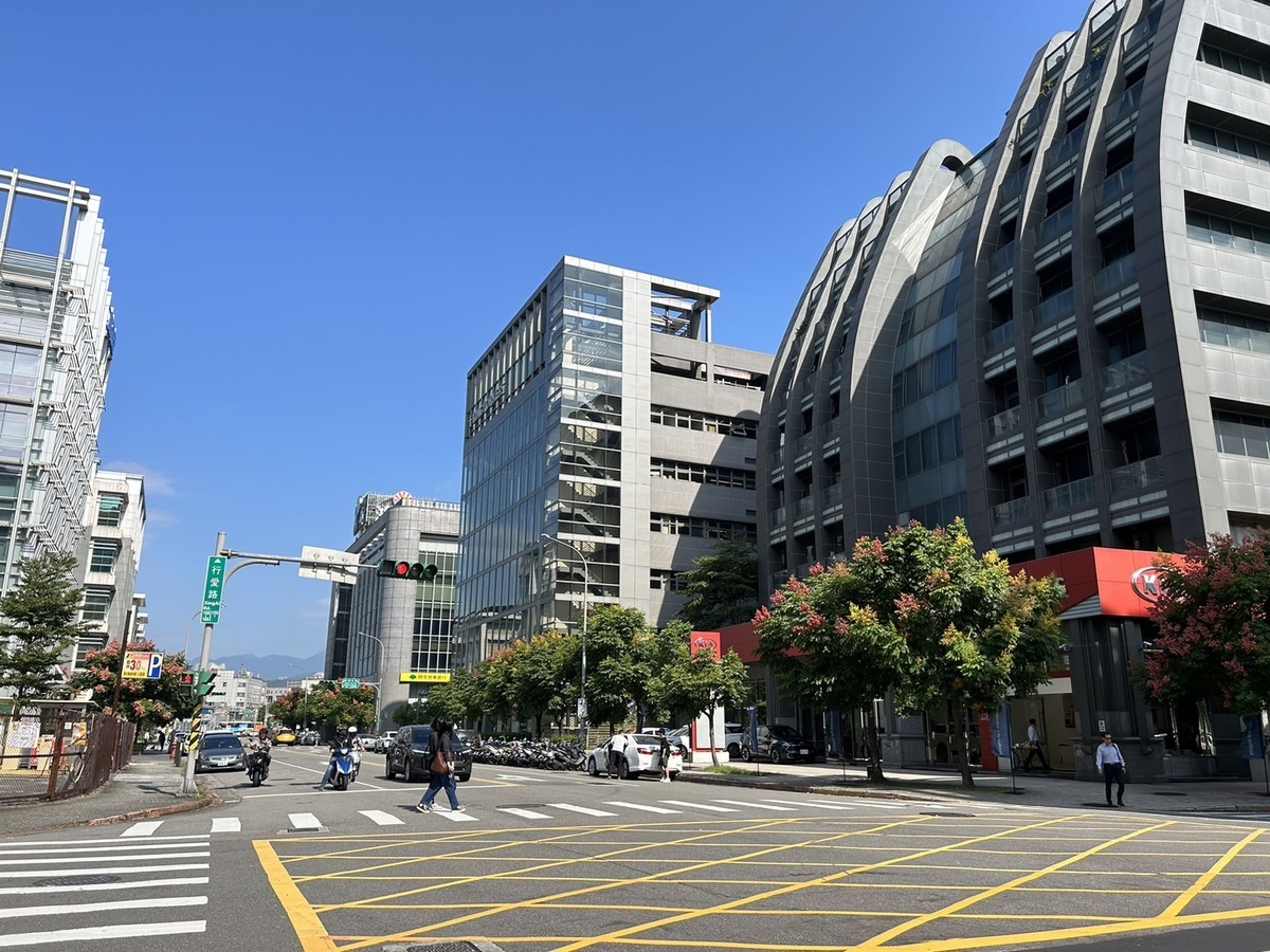 今(16)日雖然仍受到東北季風影響，不過北台灣天氣將稍轉晴，高溫有機會達到30度。 圖：林岑韋／攝