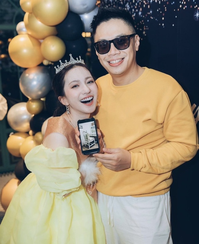 黑男宣布即將跟女友Lucy結婚的好消息。 圖：翻攝自Lucy IG
