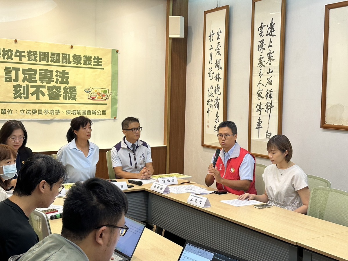 立法委員蔡培慧、陳培瑜、中華民國餐盒食品商業同業公會全國聯合會理事長陳明信以及營養師全國聯合會理事李哲佑、副秘書長尤宣文今（16）日召開「學校午餐問題亂象叢生 訂定專法刻不容緩」記者會。 圖：蔡培慧辦公室提供