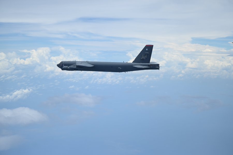 南韓媒體媒體報導，美軍B-52「同溫層堡壘」戰略轟炸機本週將「首次」降落在韓國空軍基地。 圖：翻攝「X」@AircraftSpots