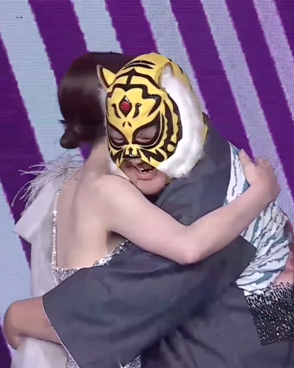 代替Joeman領獎的中指通跟頒獎人河北彩花擁抱。 圖：翻攝自Joeman IG