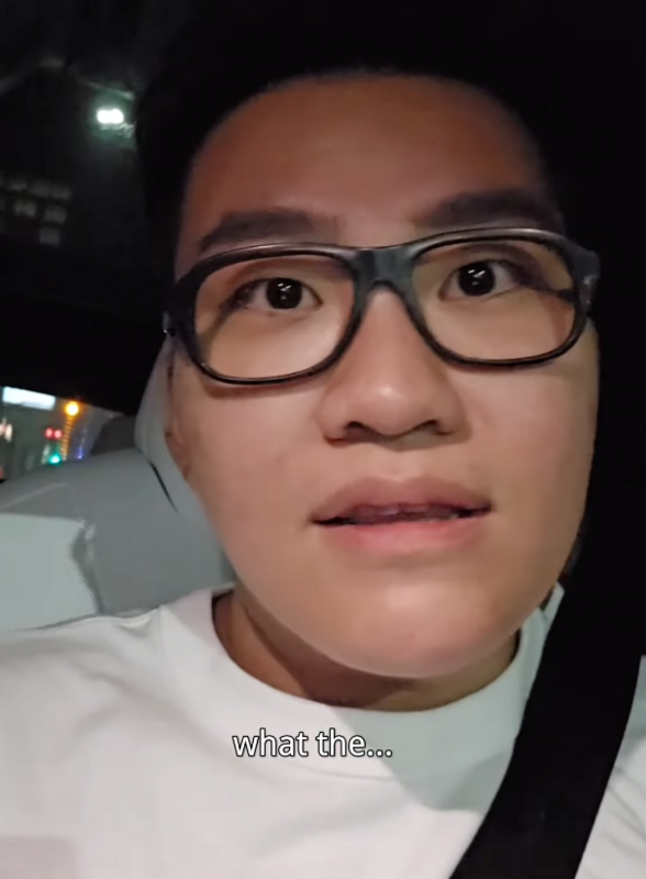 錯失跟河北彩花擁抱的機會讓Joeman瞬間傻住，下一秒忍不住爆粗口「What the...」。 圖：翻攝自Joeman IG