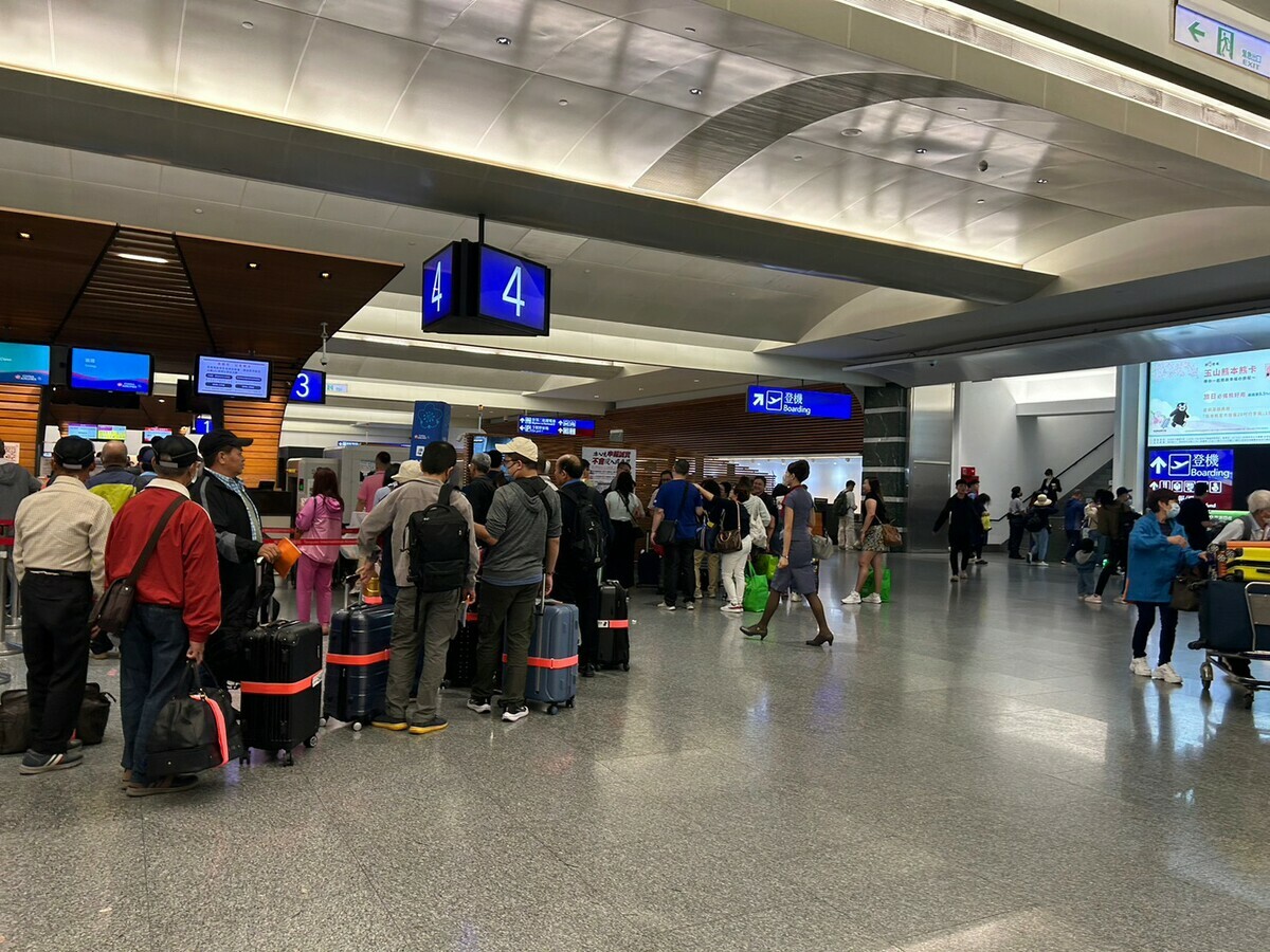 疫情過後許多民眾瘋出國，機場登機處總是大排長龍，連假更是如此。除了國內旅客，疫後國際旅客來台人數也未到疫情前的一半。外界質疑，國旅品質低且房價過高。 圖：林岑韋／攝