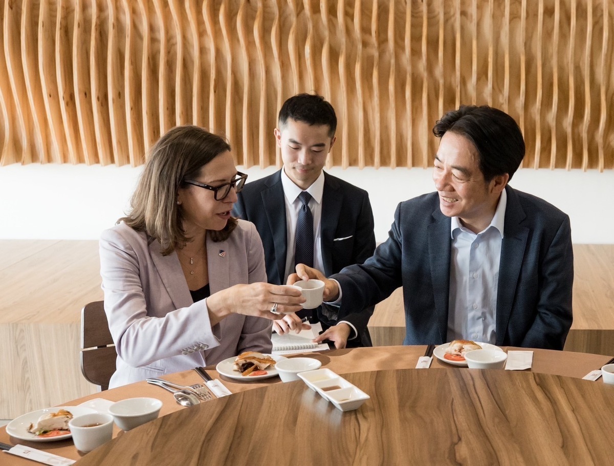 AIT主席羅森柏格（左）今天上午與AIT發言人鄧艾德（Ed Dunn）和媒體進行圓桌座談，她表示，台灣對美國來說是相當重要的夥伴。不論是由誰最後當選，美國對於台灣的政策都不會有任何的改變。 圖：民進黨提供（資料照）