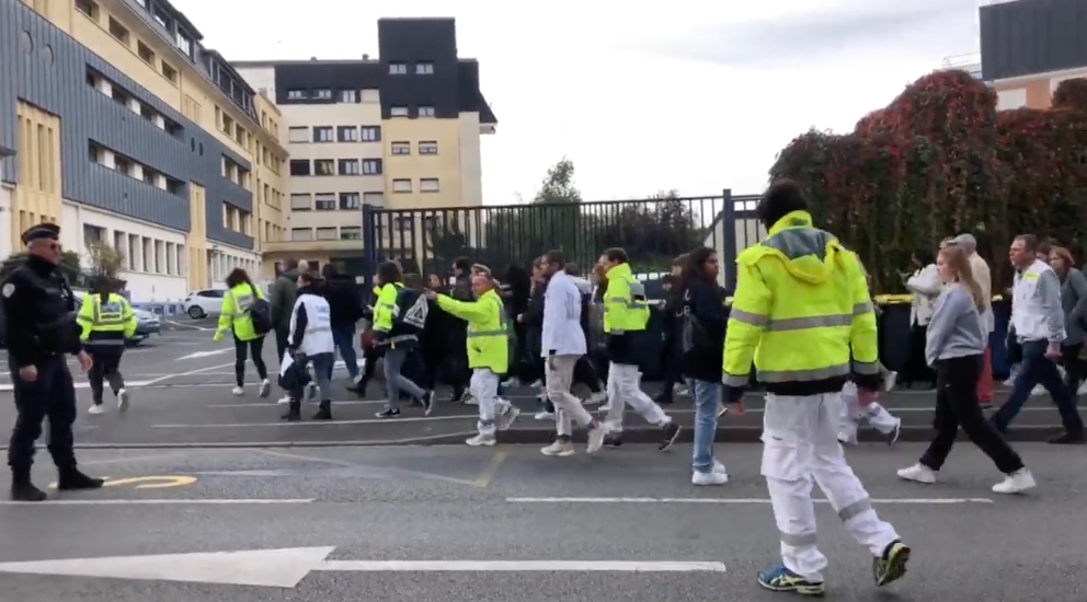 當地政府表示，包括嗅探犬在內的拆彈小組已在現場，並正採取所有預防和安全措施，直到所有危險遭到排除。 圖：擷自「X」@20minuteslille