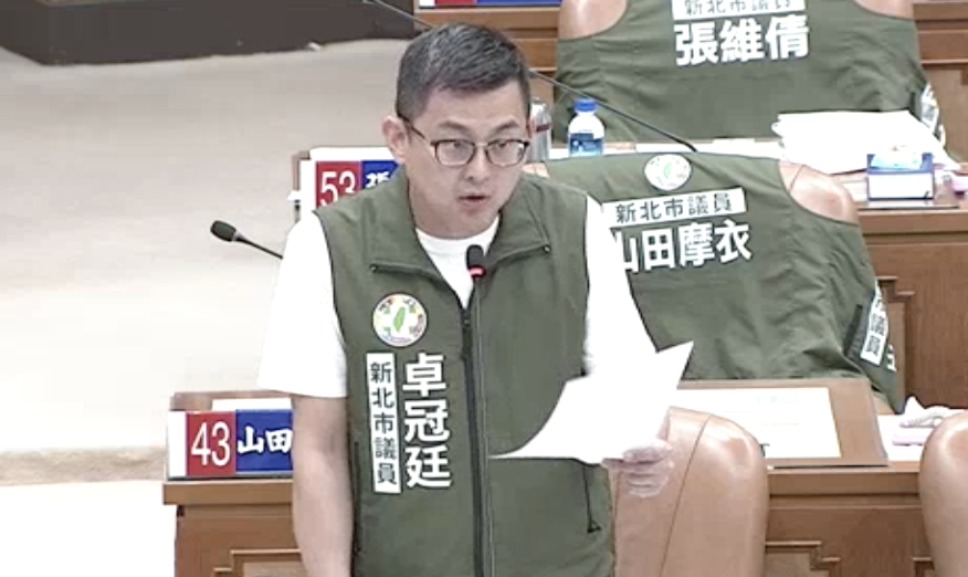 卓冠廷提議新北市敬老愛心卡應開放台鐵單程搭乘不設上限；開放計程車、運動中心的使用；提升每月的使用額度；編列足夠的預算，才能提升敬老愛心卡使用率。 圖：林昀真/翻攝
