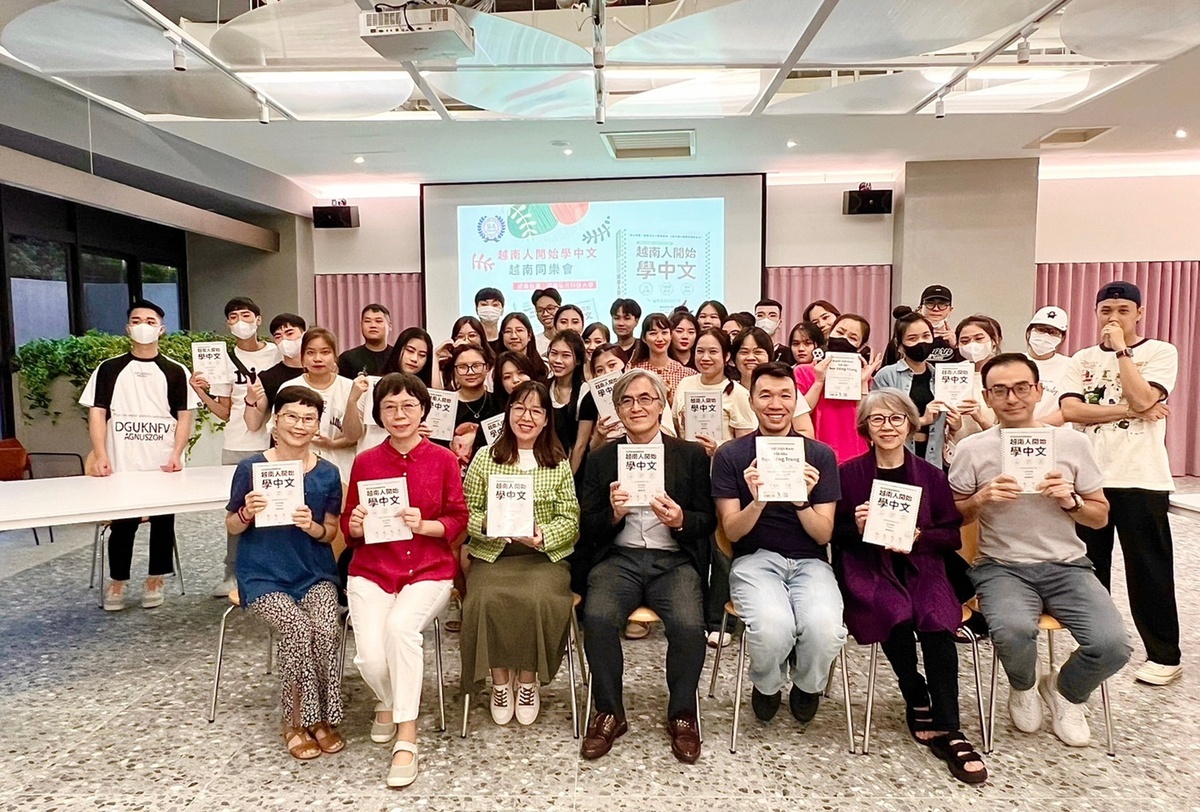 弘光科大華語文中心贈送老師阮氏玉梅著作的新書《越南人開始學中文》給學生。 弘光科大/提供