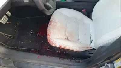 7 日哈瑪斯對以色列南部居民區發動攻擊，居民 C 駕駛特斯拉成功逃過哈瑪斯的追殺。 圖：翻攝自X帳號@giladalper