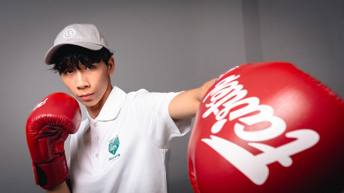 亞運拳擊金牌得主林郁婷拍蘇巧慧競選小物拍照。 圖：蘇巧慧辦公室提供
