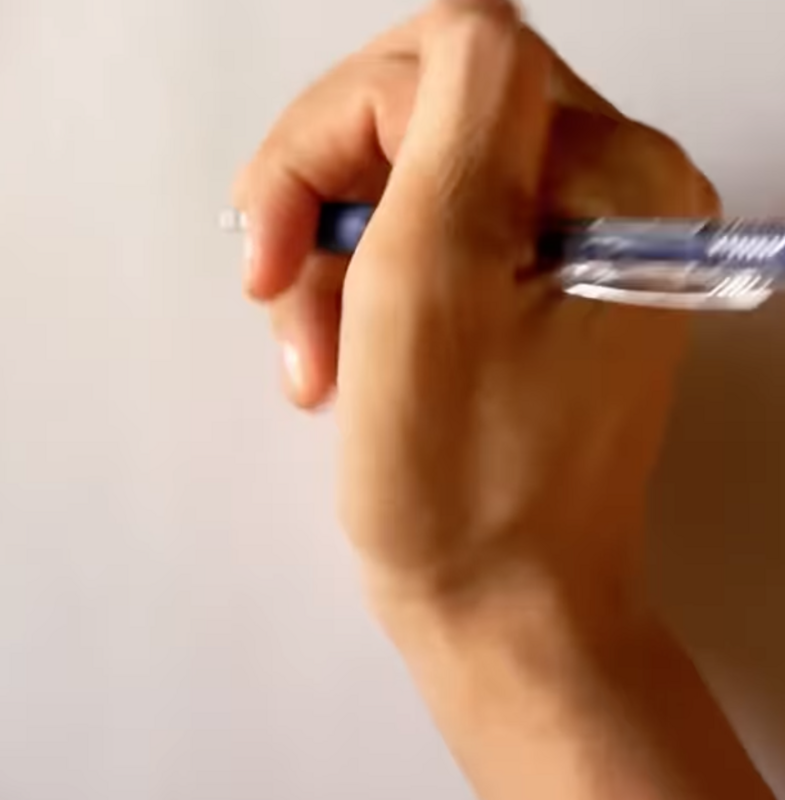 志祺七七曬出自己握筆的姿勢，奇特的姿勢也讓網友十分震驚。 圖：翻攝自志祺IG