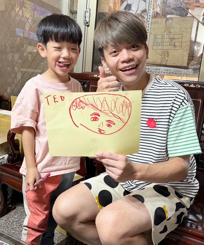 今年「走鐘獎」蔡阿嘎全槓龜，回家收蔡桃貴暖心畫作。 圖：翻攝自FB／蔡阿嘎