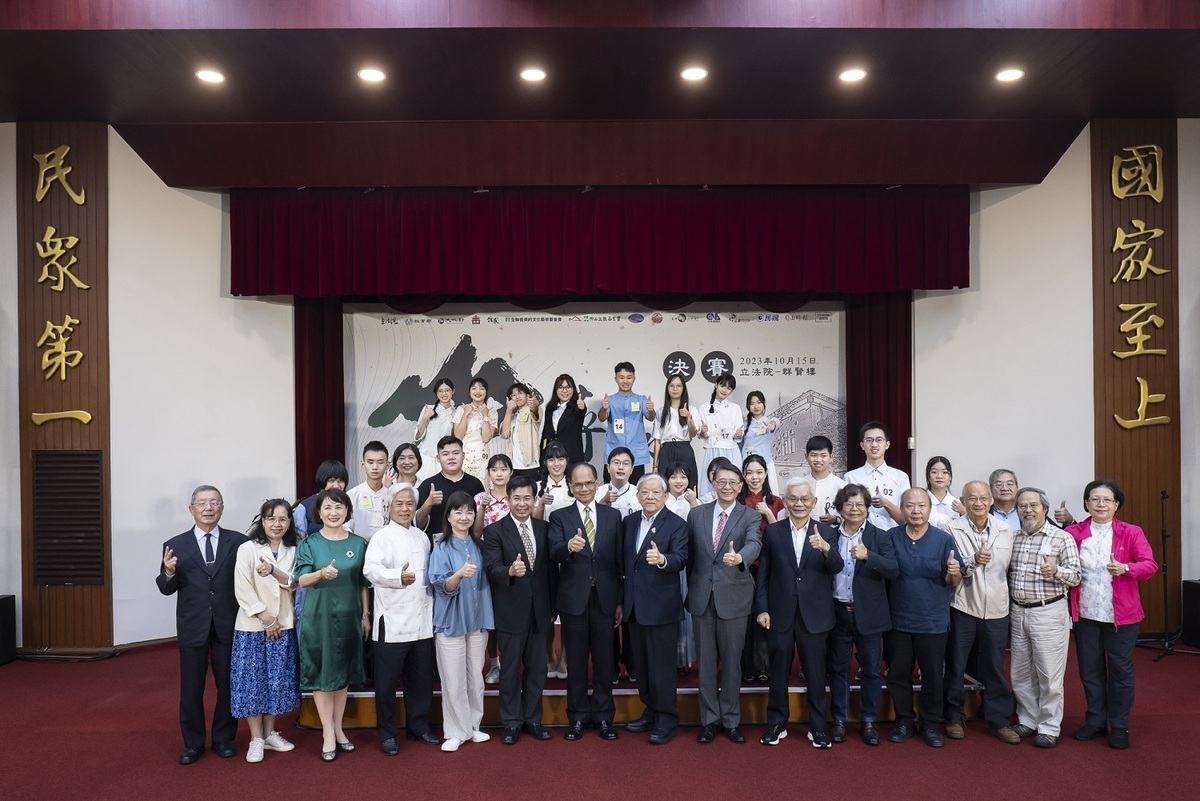 立法院長游錫堃親臨展現自己作詩和吟唱實力，當場吟唱一首對自己意義深刻的漢詩作品〈淬鍊〉。 圖：台北市信民兩岸研究協會／提供