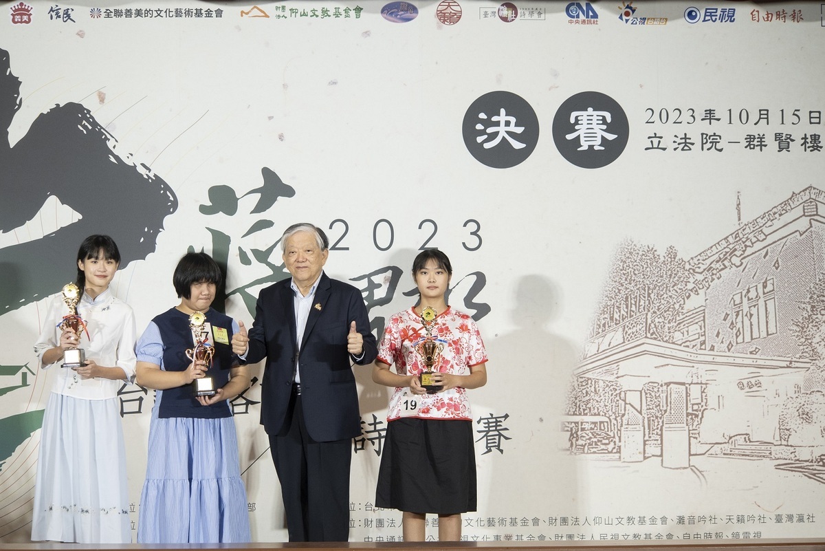 今年除延續台語、客語雙語並列之外還特別調整決賽賽制，參加決賽選手的指定曲，需由大會公告的4首漢詩中抽籤決定唱哪一首，更能展現實力。 圖：台北市信民兩岸研究協會／提供