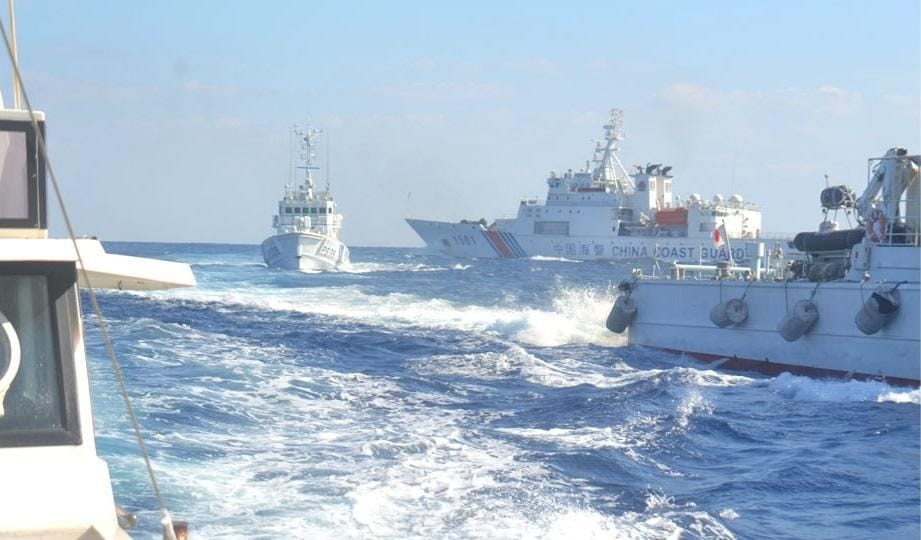 日本八重山漁協所屬的漁船「鶴丸」號和數艘巡視船非法進釣魚台海域。圖為2021年4月中國海警與日本海上保安廳艦船為「鶴丸」號搭載議員企圖登島海上追逐。 圖：資料照片