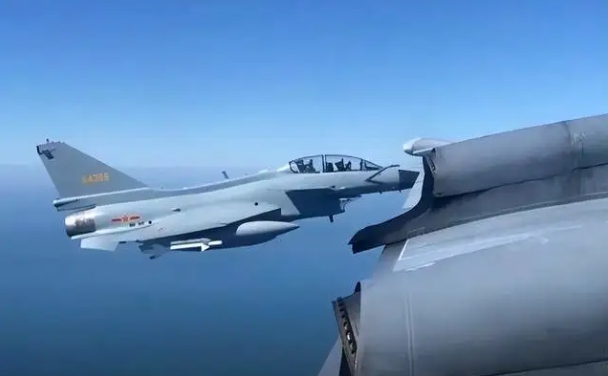 加拿大軍方流出的中共軍機逼近加國偵察機照片。 圖 : 翻攝自第一軍情