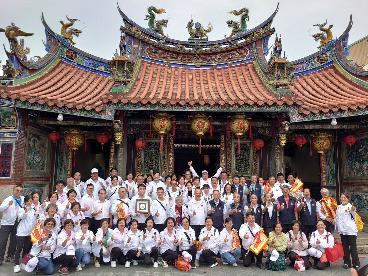 昆山媽遊台灣，一行人在萬和宮大合照。 萬和宫/提供