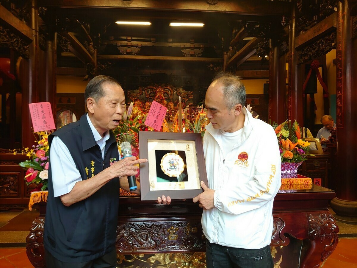 萬和宫蕭董事長贈送孫德聰「龍馬負河圖」紀念品。 萬和宫/提供
