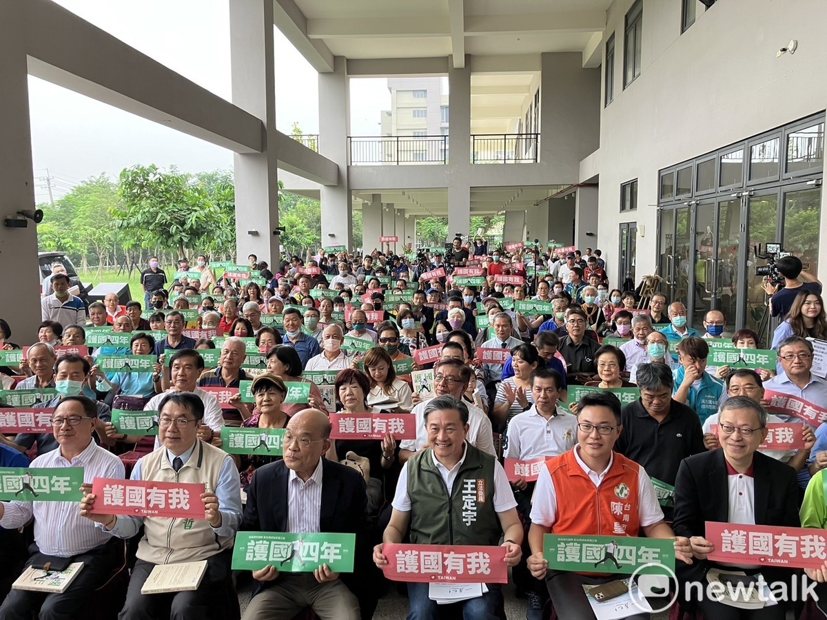 前行政院長蘇貞昌新書《護國四年》在台南舉辦新書發表會，台南市長黃偉哲抵達發表會現場獻上祝福，立委王定宇、市議員陳皇宇也到場表達支持。 圖：黃博郎／攝
