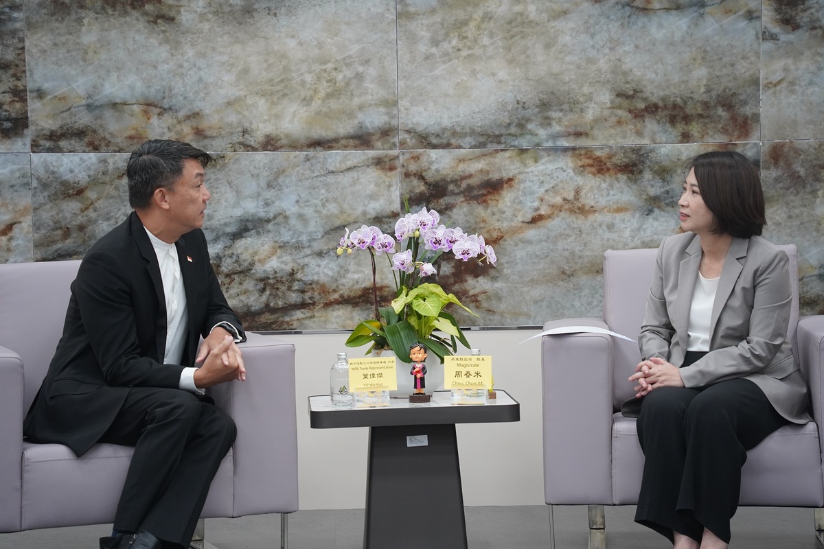 葉偉傑(左)拜會周春米。 圖：屏東縣政府/提供
