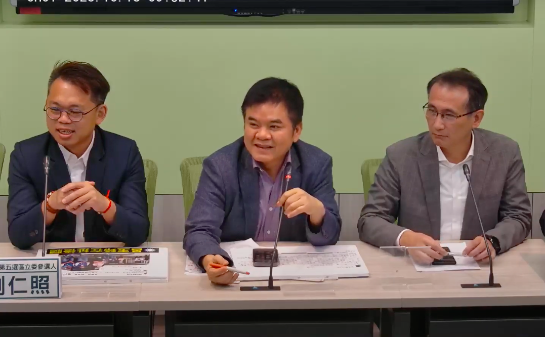 民進黨立院黨團今(18)日召開記者會批評國民黨掏空台灣。 圖：翻攝自民進黨立院黨團YouTube。