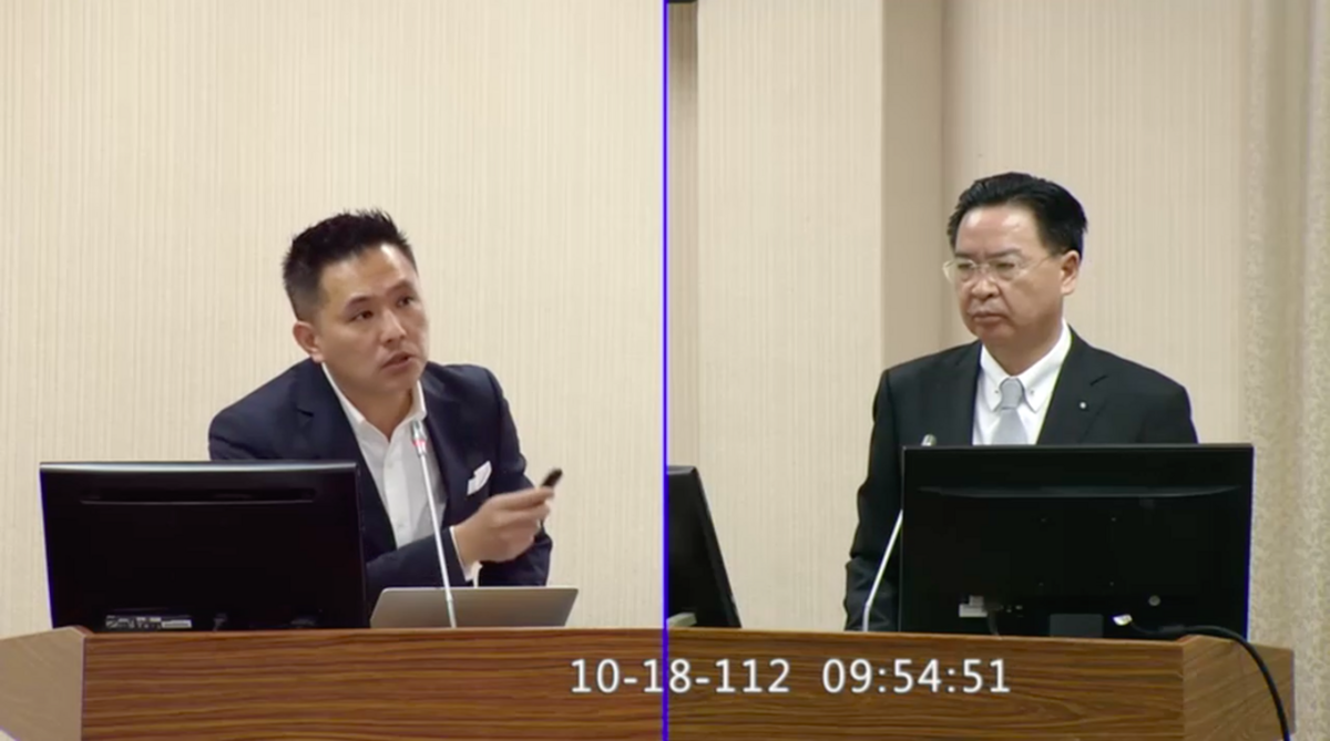 國民黨立委陳以信今(18)日在立法院針對駐美代表蕭美琴是否回台選副總統提出質詢。 圖：翻攝自立院議事轉播IVOD。