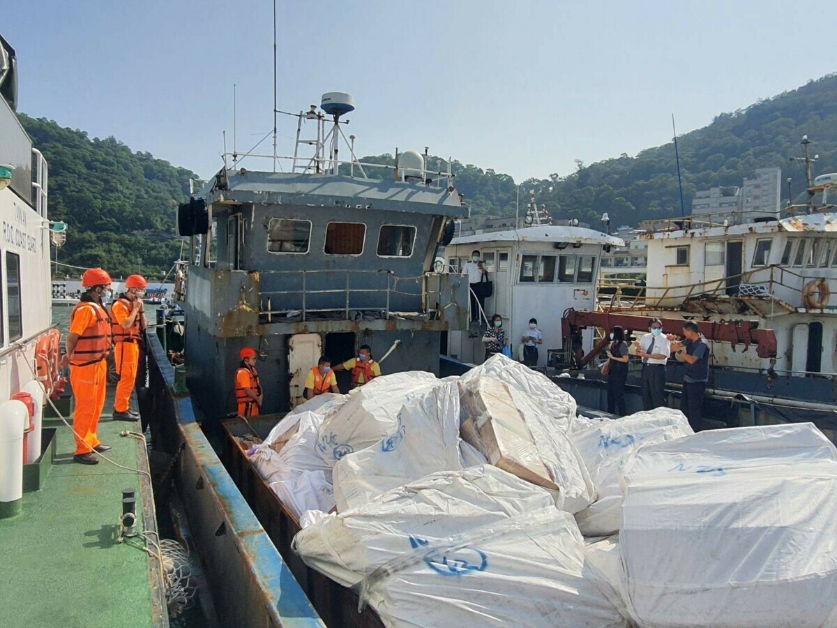海巡署馬祖海巡隊查緝大陸鐵殼船走私畜產品106公噸。 圖：海巡署提供