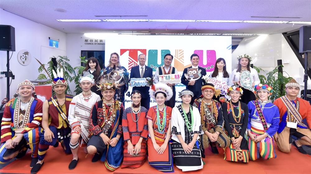 原住民族委員會今（18）天召開記者會，宣布第3屆世界原住民族旅遊高峰會（2024 WORLD INDIGENOUS TOURISM SUMMIT）訂於明年4月在高雄舉行。圖為與會來賓大合照。 圖：原民會提供
