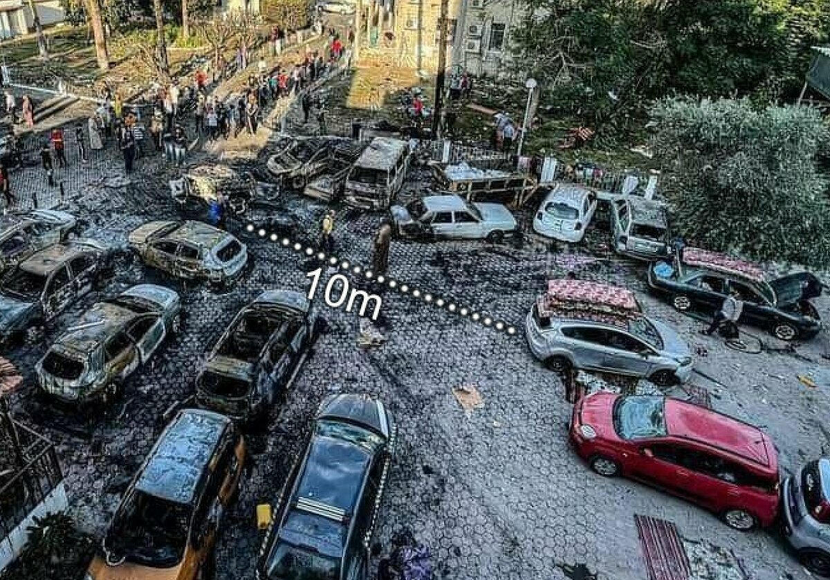 距離加薩醫院明顯受損車輛 10 公尺範圍內的車，大多都未受損，顯示爆炸規模沒有那麼大。 圖：翻攝自 Nathan Ruser X（前推特）帳號